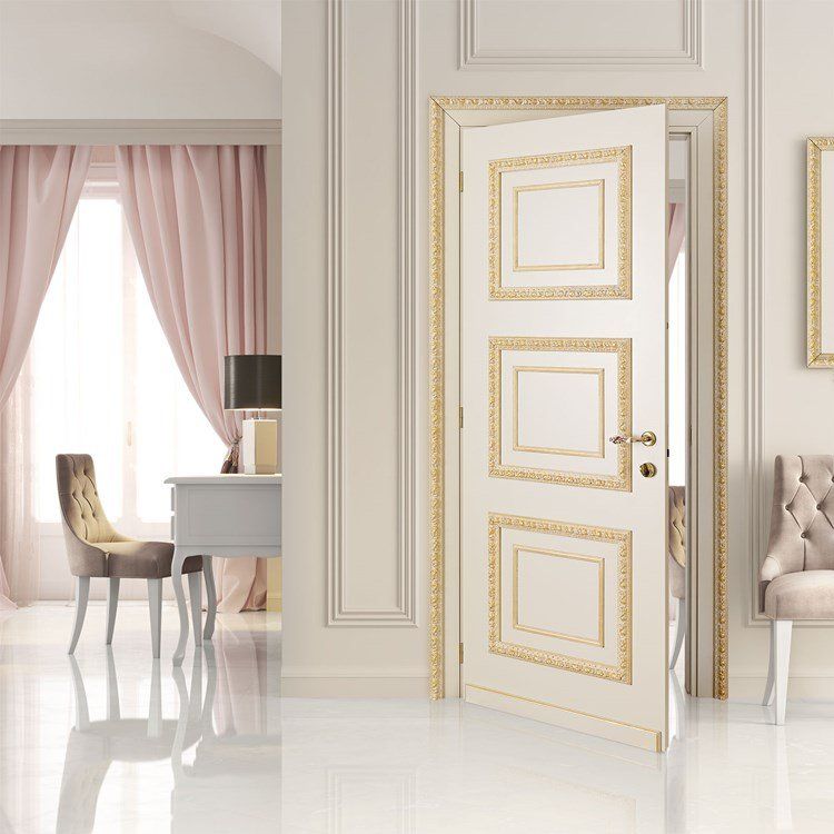 Porta con rifiniture dorate