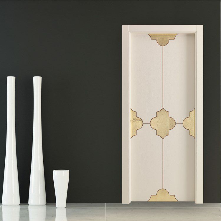 Porta di design con rifiniture dorate
