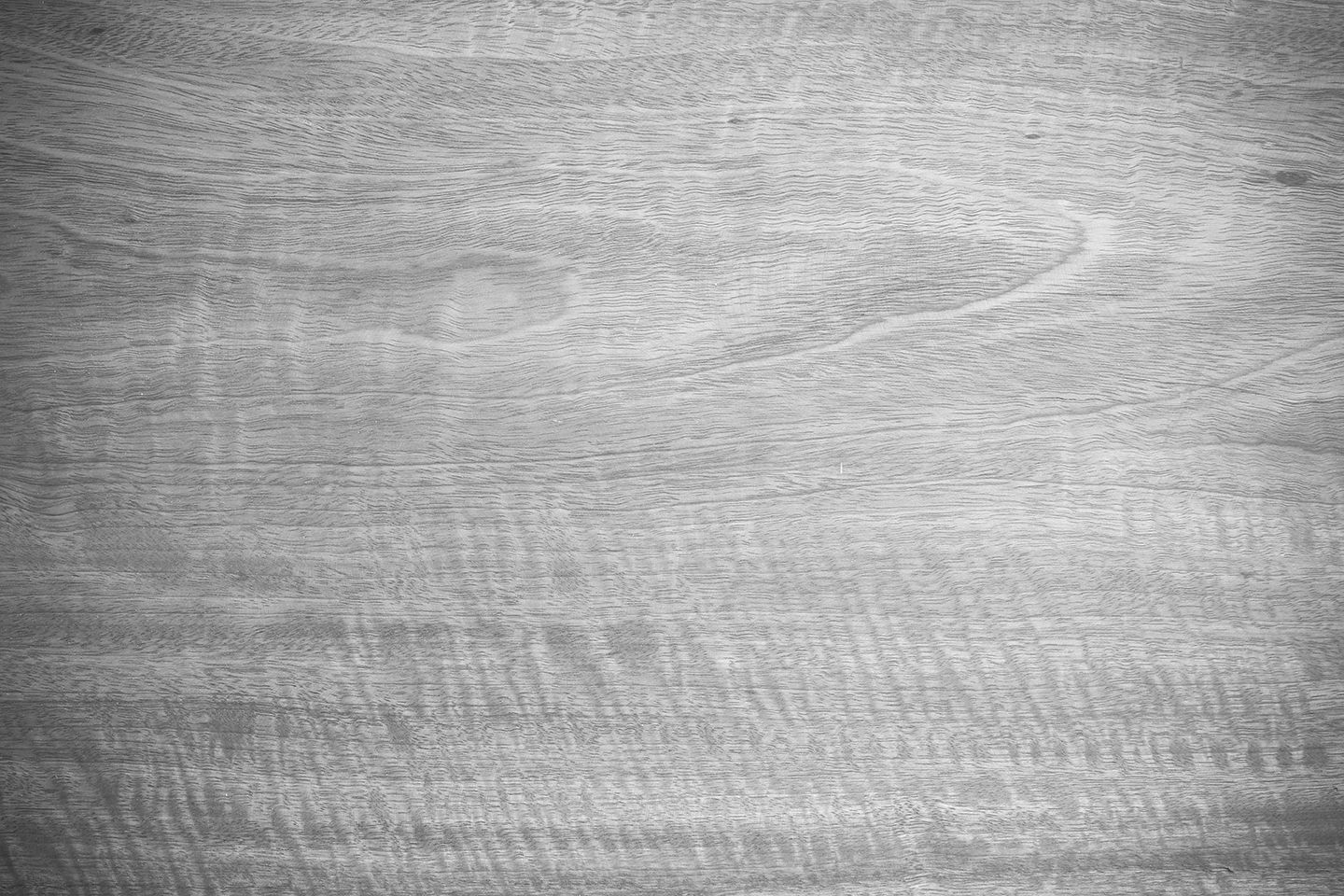 Tavole di legno imbiancate, che mostrano le venature del legno.