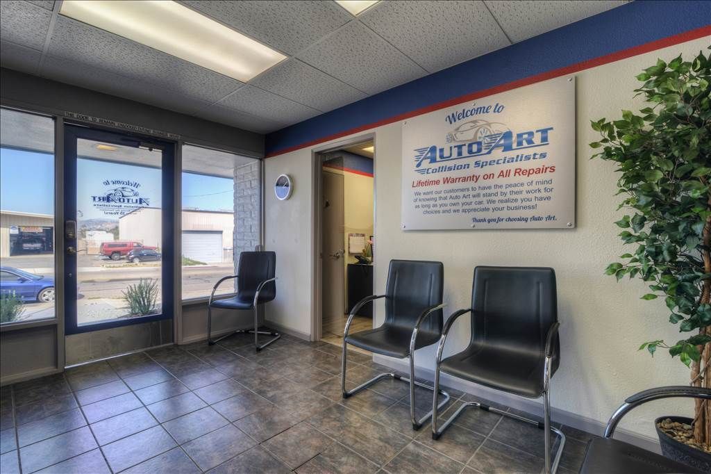 A waiting room with chairs and a sign that says autoart