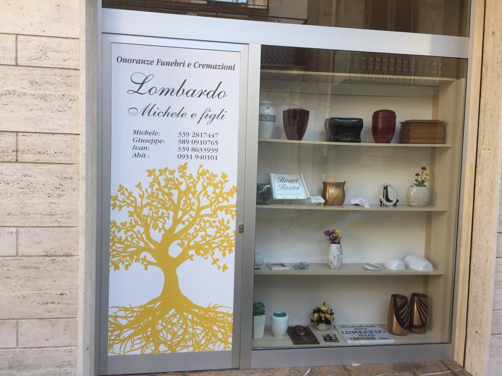 Vetrina con esposizione di urne e cartello con la scritta 