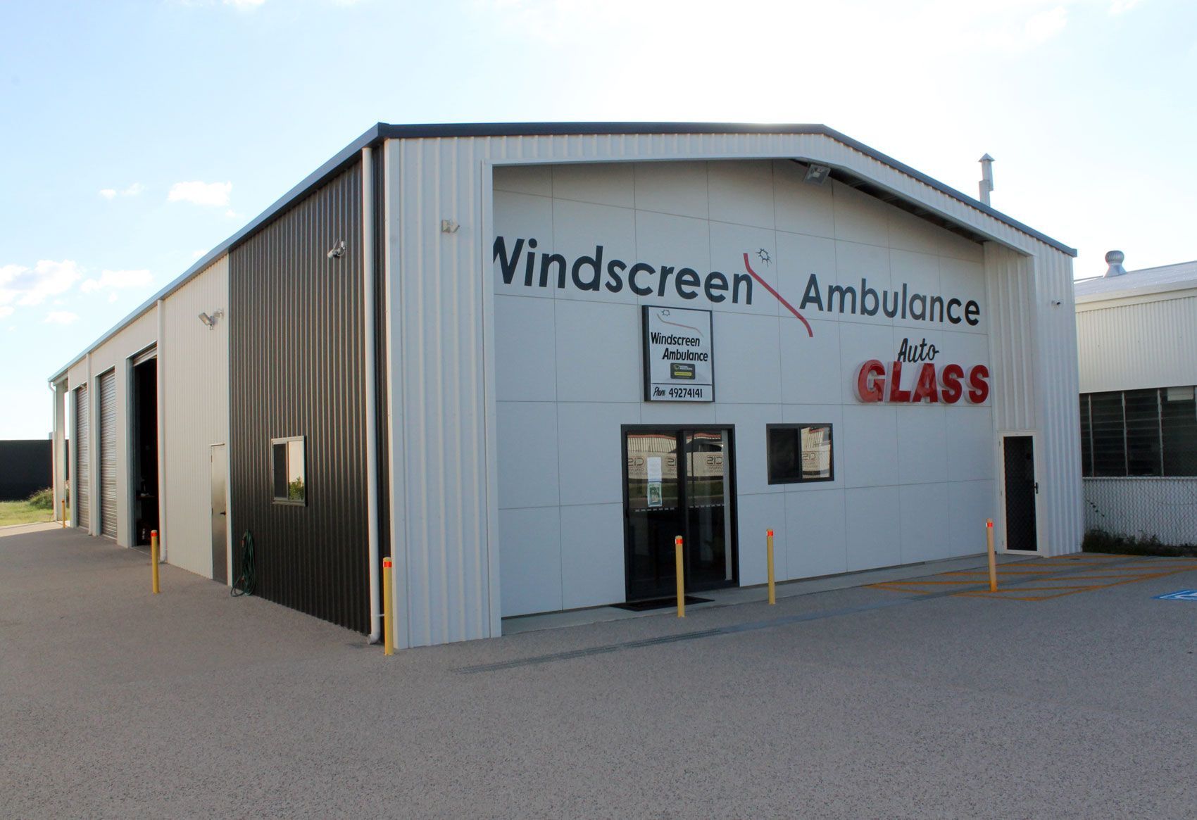 A Building That Says Windscreen Ambulance Glass On It — Windscreen Ambulance In Kawana, QLD
