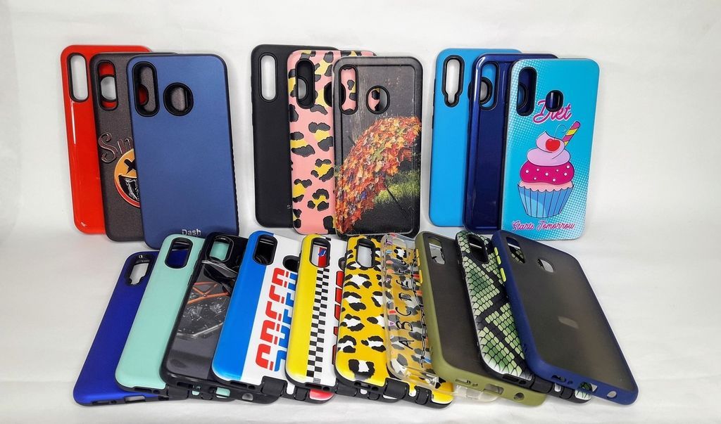 Pila de fundas de teléfono coloridas, con varios patrones y diseños.