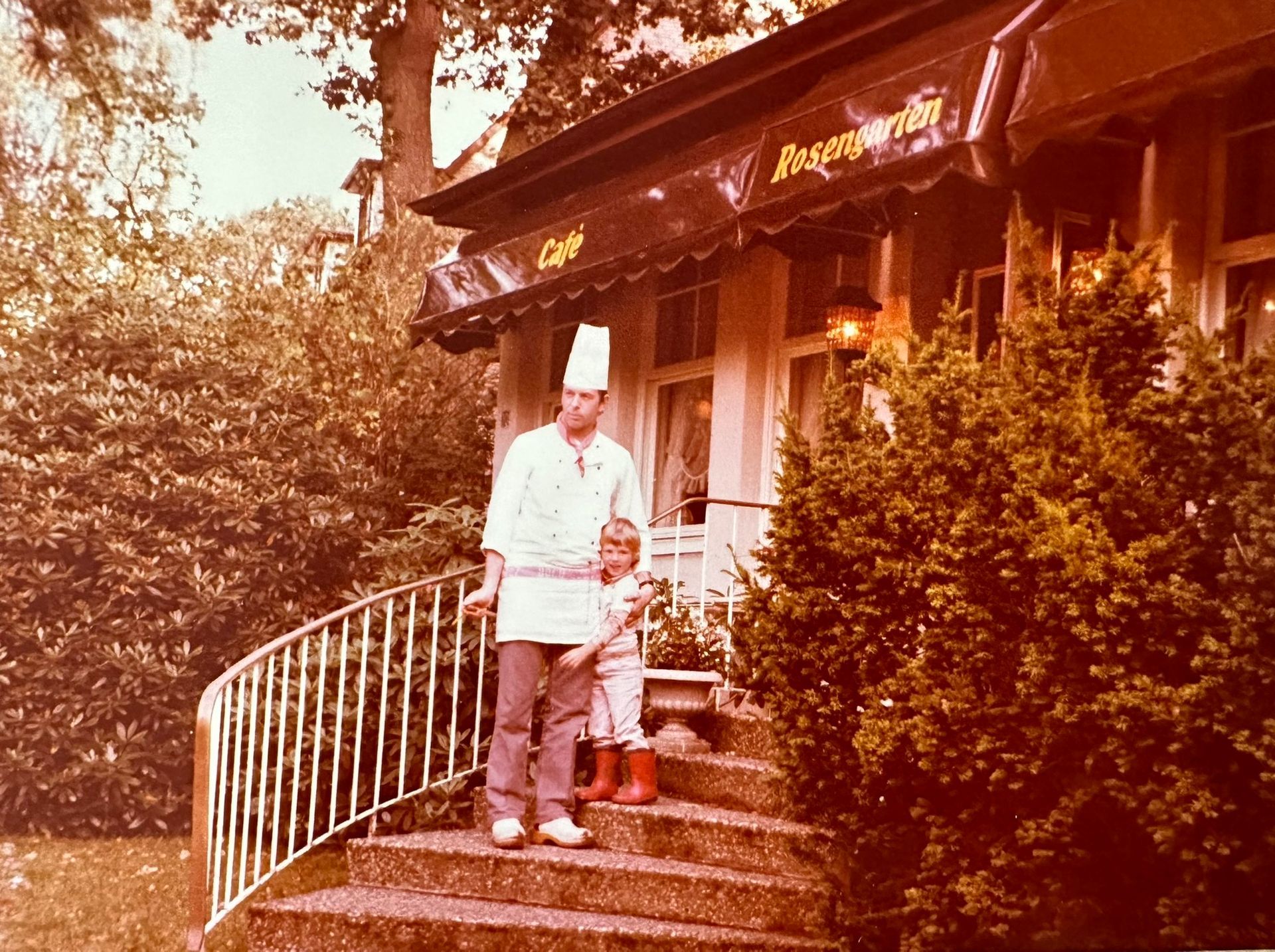 Erwin Randel mit seiner Tochter Nina vor dem Restaurant & Café Rosengarten Hamburg