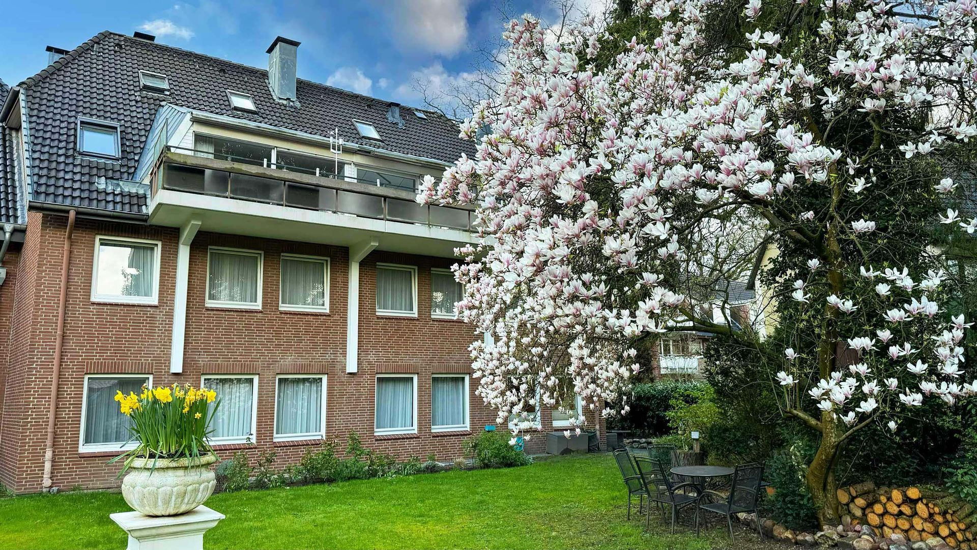 Garten und Rückseite des Boutique Hotel Rosengarten im schönen Alstertal von Hamburg