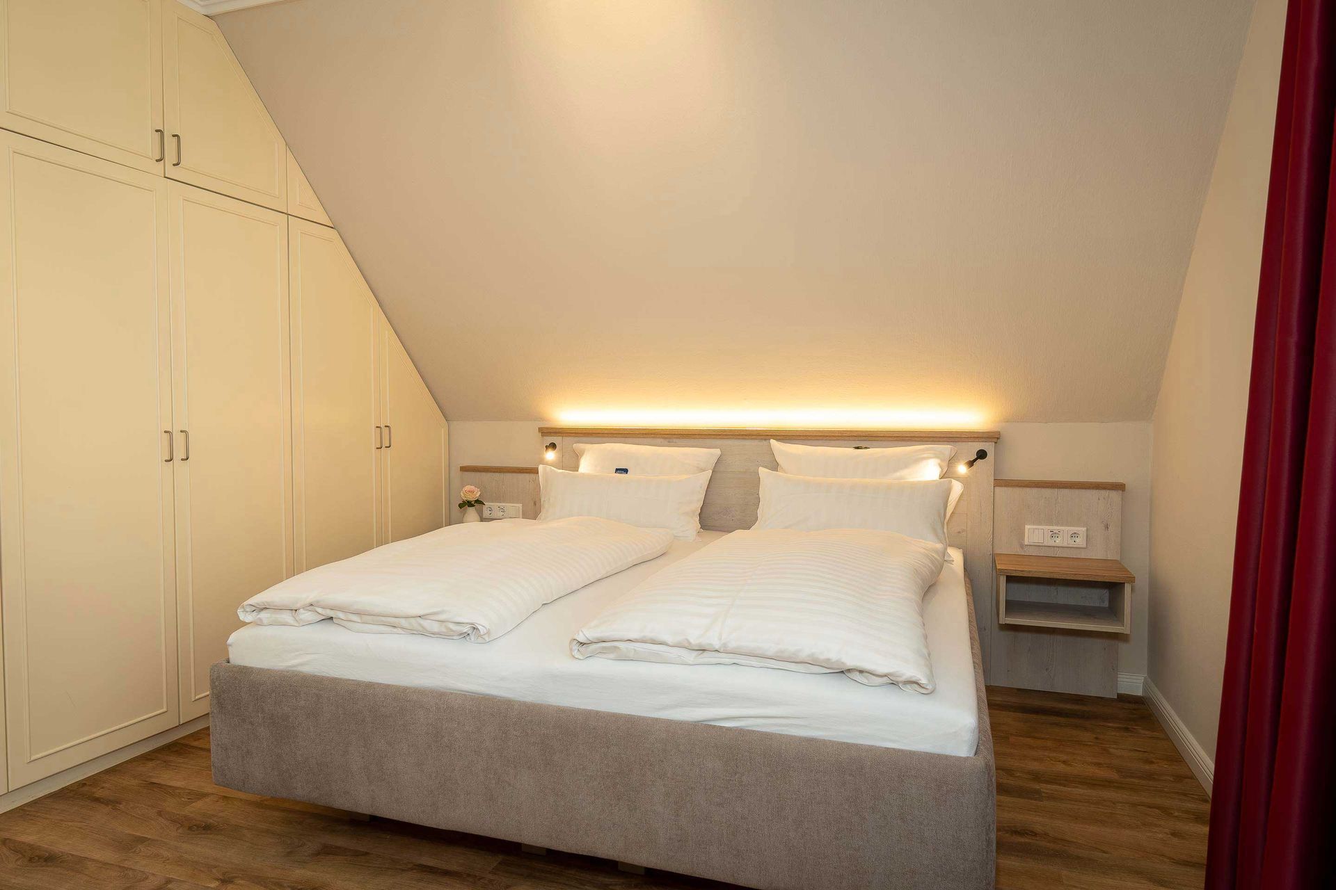 Hochwertiges Doppelbett im Schlafzimmer des kleinen Apartment des Boutique Hotel Rosengarten im Hamburger Alstertal.