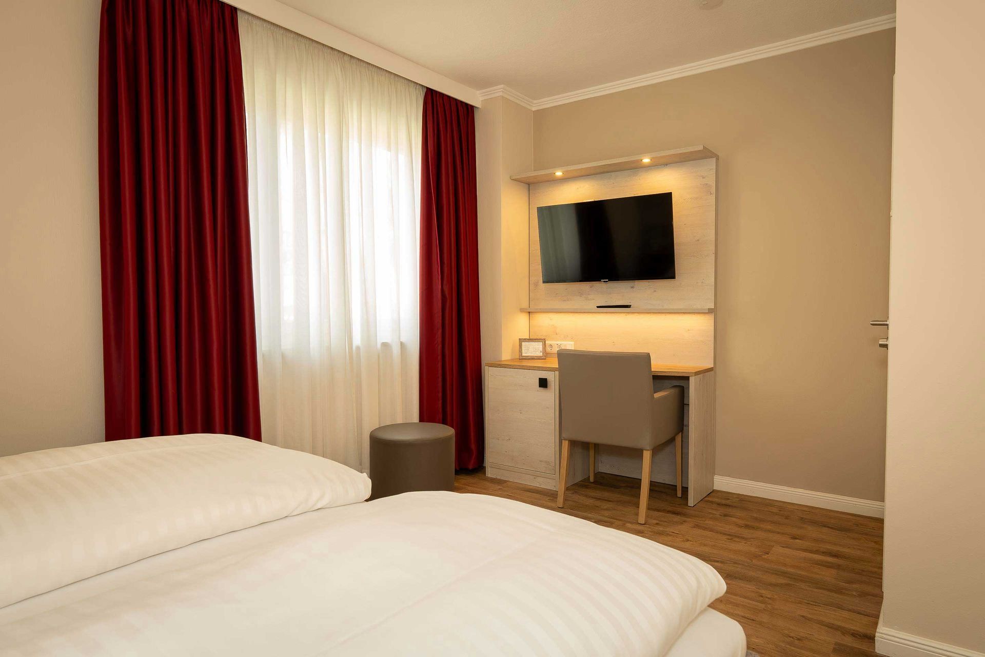 Praktischer Schreibtisch und 43-Zoll  4K-SmartTV in allen Einzel- & Doppelzimmern des Boutique Hotel Rosengarten