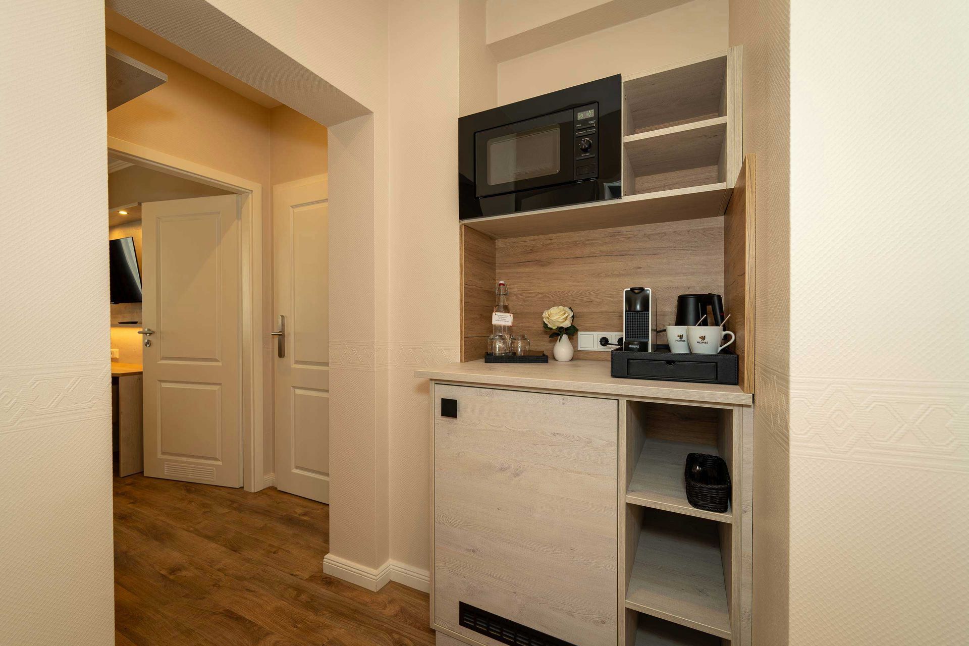 Küchenzeile mit Mikrowelle, Kühlschrank und Kaffee- & Teestation im Familien-Apartment des Boutique Hotel Rosengarten.