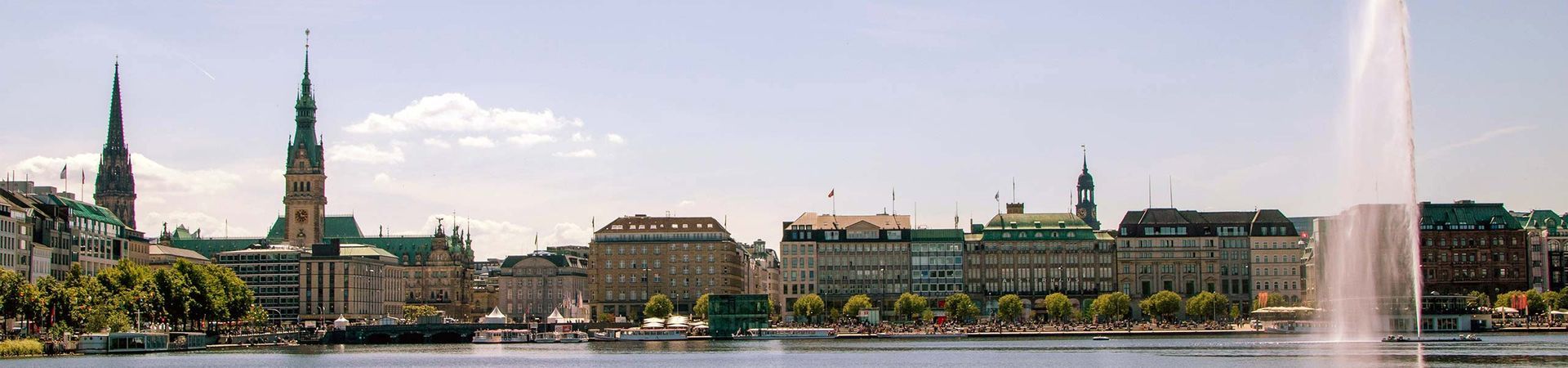 Die Skyline des Jungfernstiegs genießen, mit der S1 in 30 Minuten vom Boutique Hotel Rosengarten
