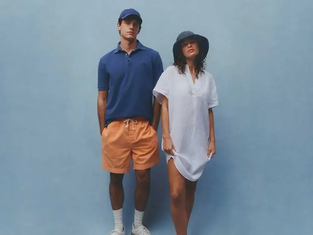 En mand og en kvinde står ved siden af hinanden foran en blå væg.