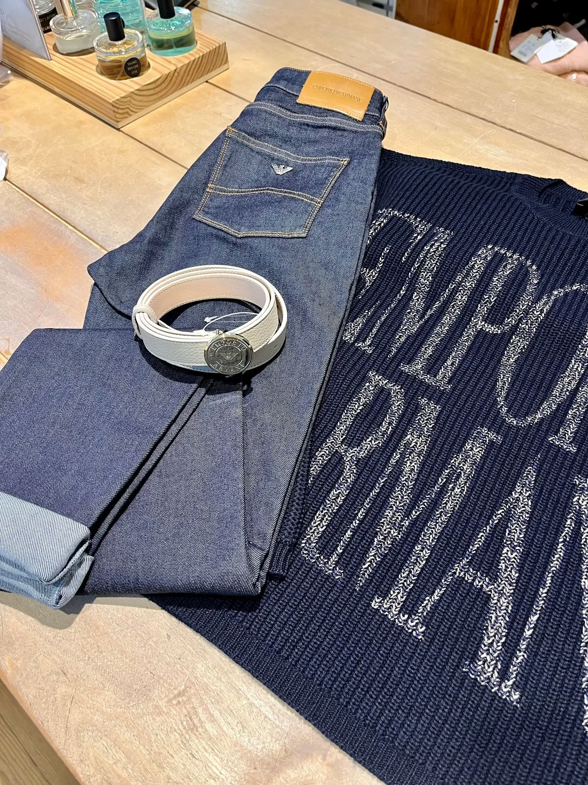 Armani jeans og sweatshirt