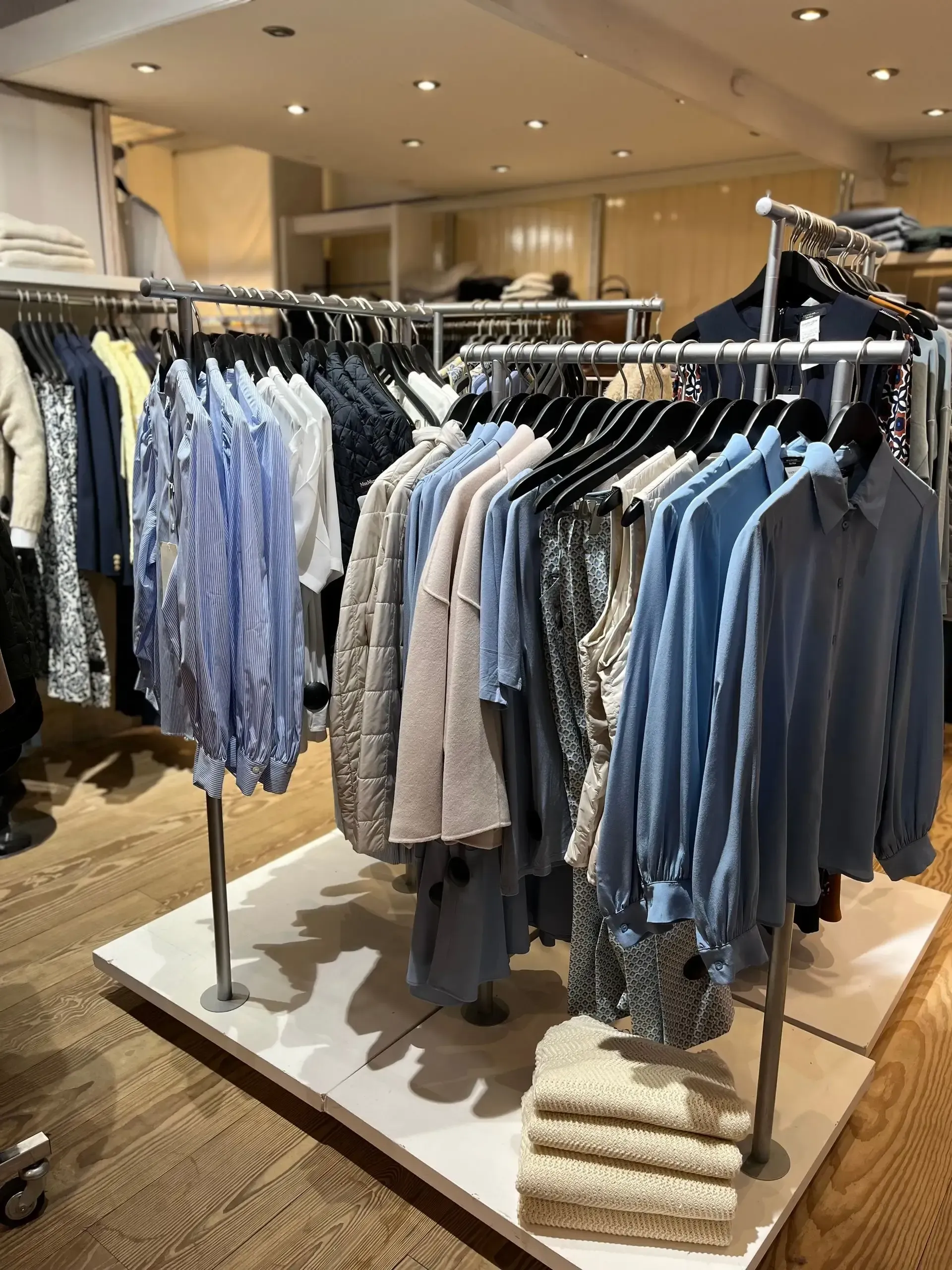 Skjorter og sweatshirts i butikken Hornbæk Skibshandel