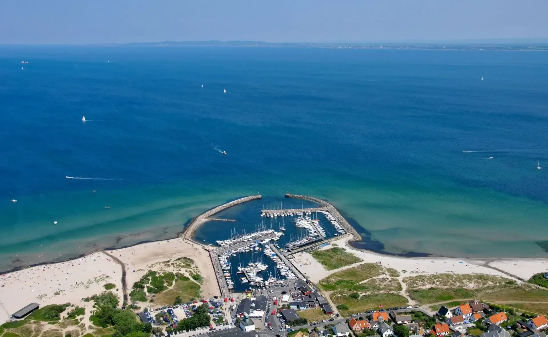 Luftfoto af Hornbæk havn og Hornbæk Skibshandel