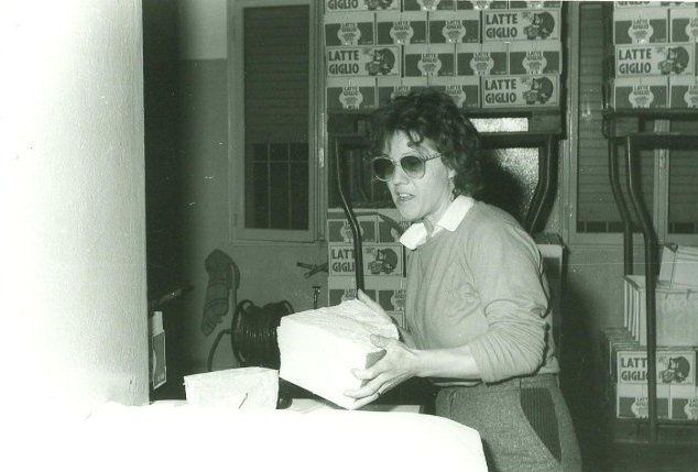 Proprietario del caseificio presenta un formaggio