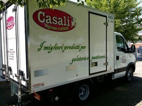 Furgone refrigerato per trasporto latticini