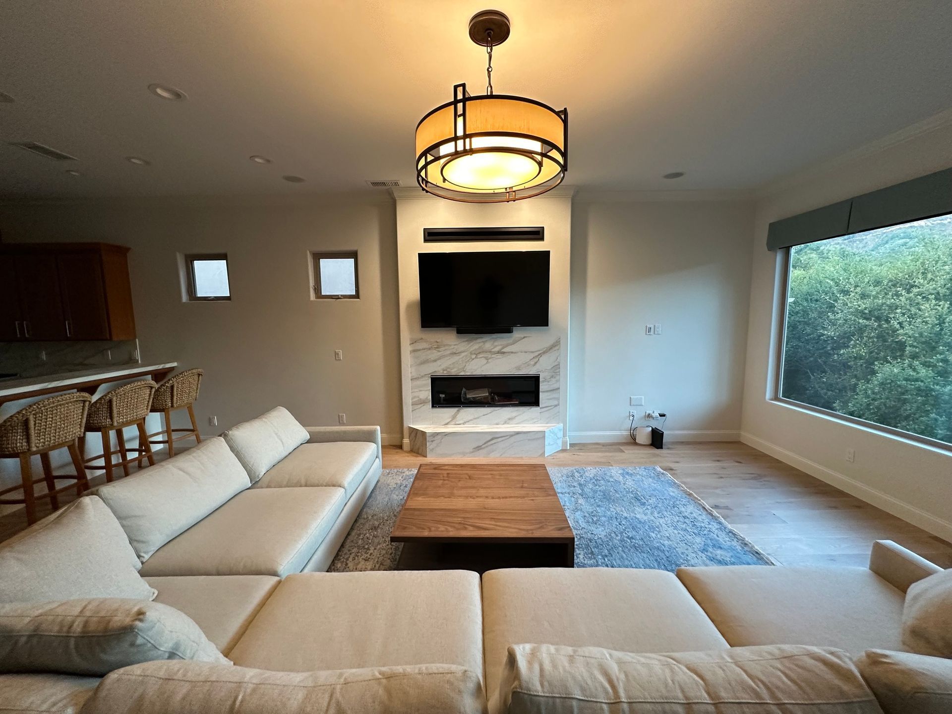 A living room with a flat screen tv mounted on the wall.