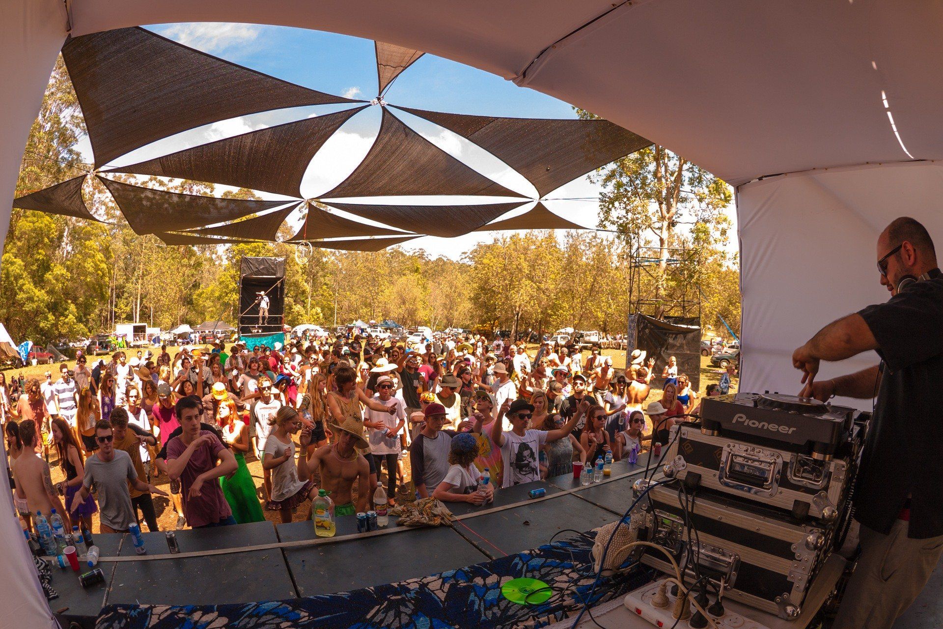 HOLE IN THE WALL Festival