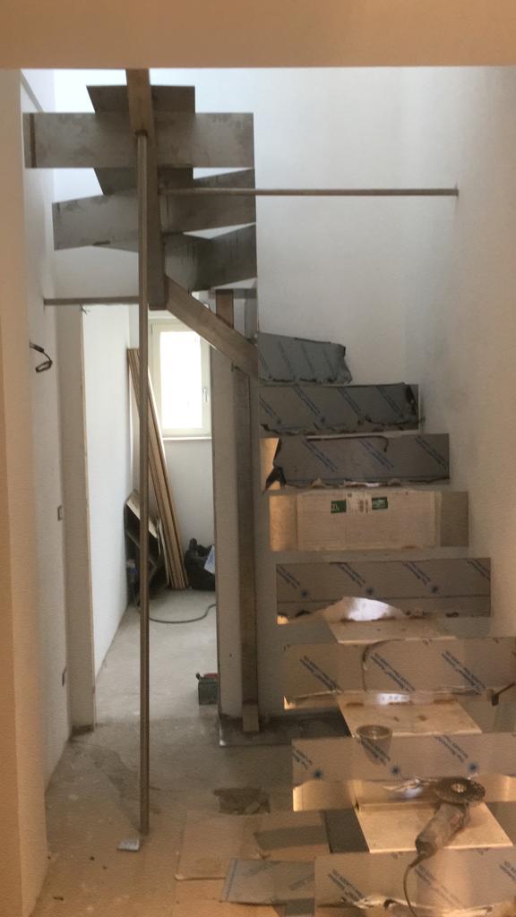 Si sta costruendo una scala nel corridoio di una casa.