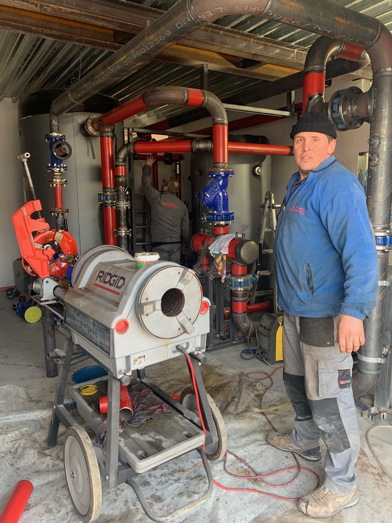 Un membro dello staff di Scapola Impianti controlla i lavori per gli impianti di caldaie a Torino