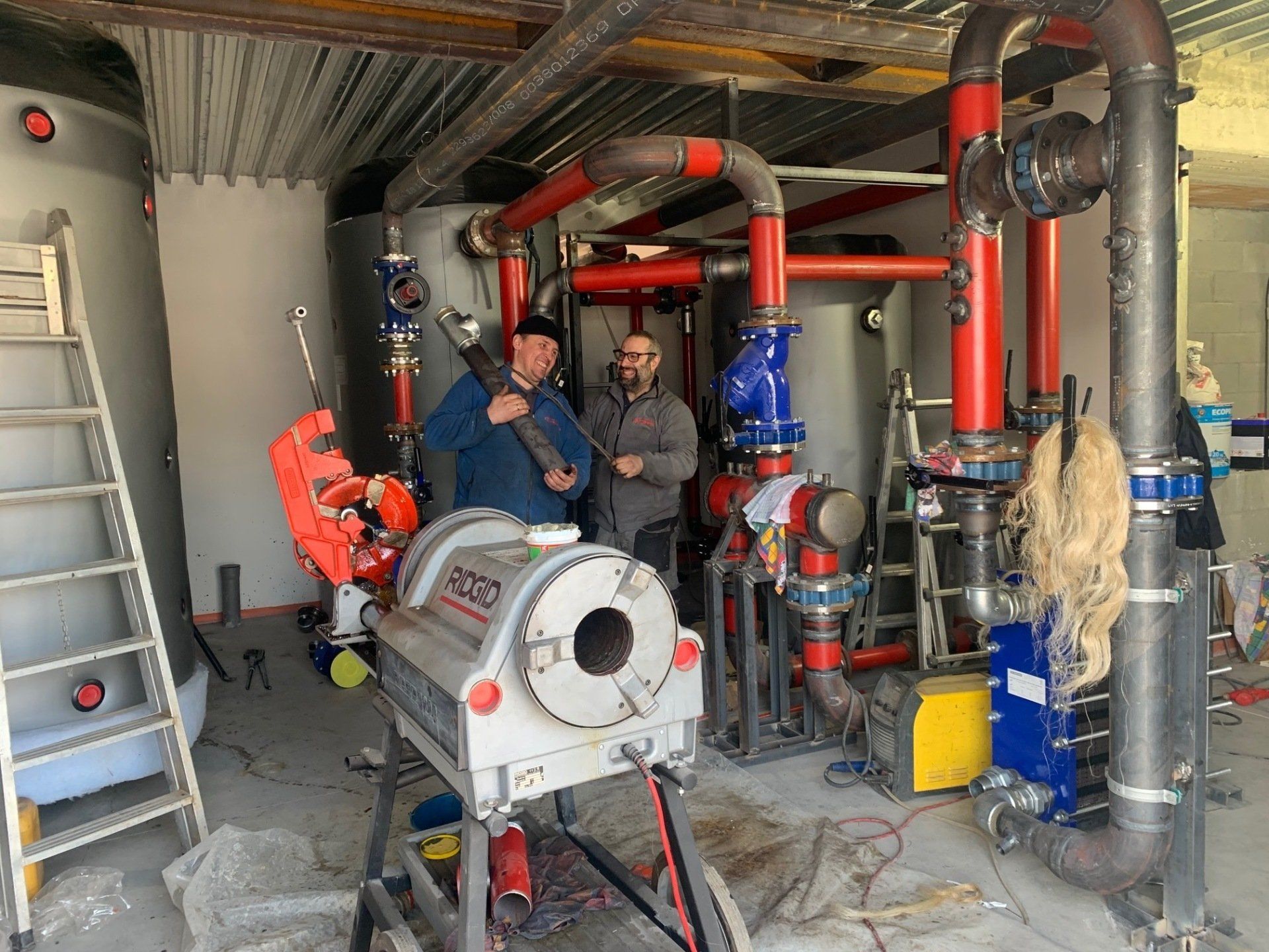 Due operai si occupano di installazione delle caldaie a Torino