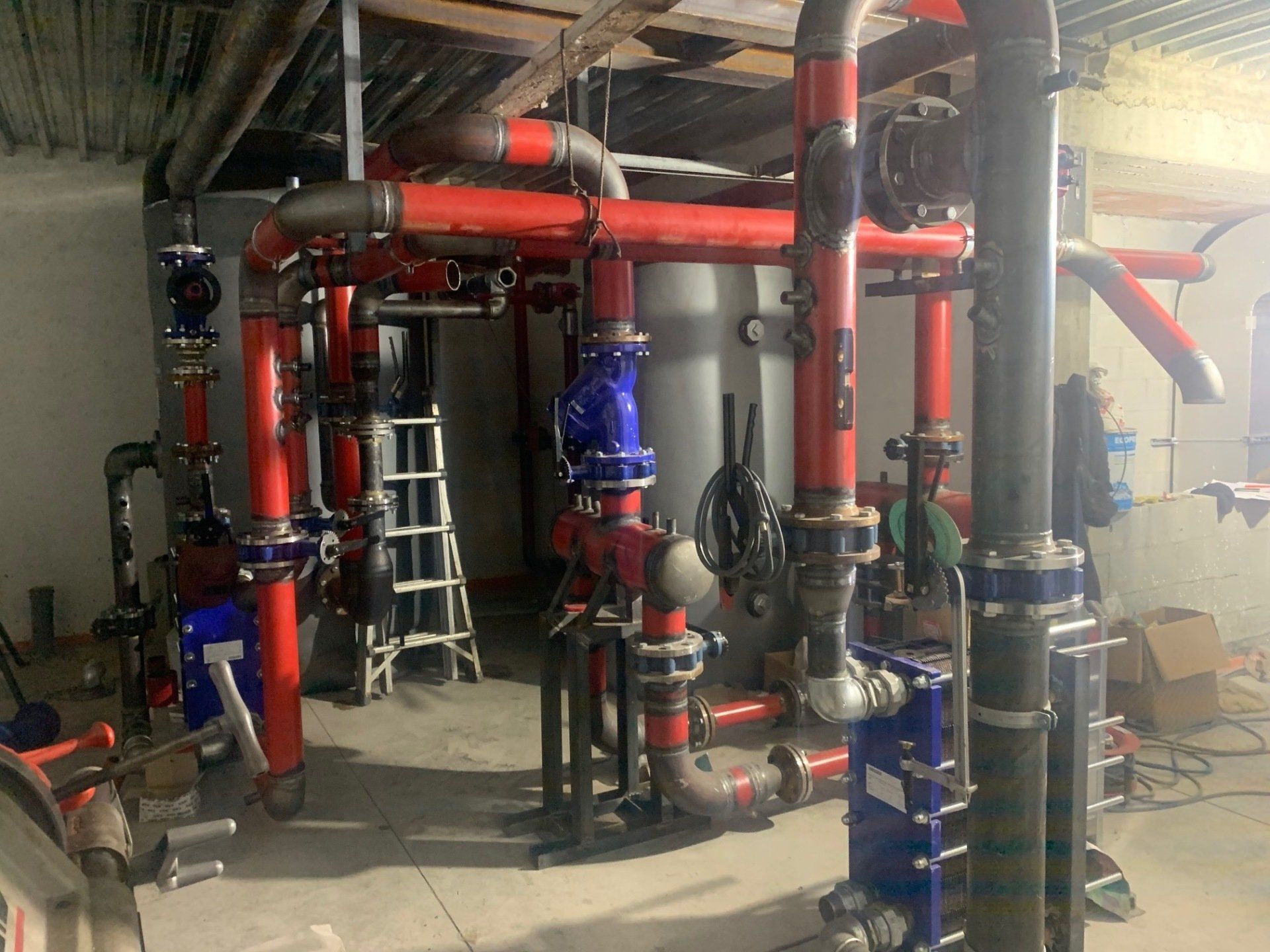 Due operai lavorano al servizio di impianti di caldaie a Torino