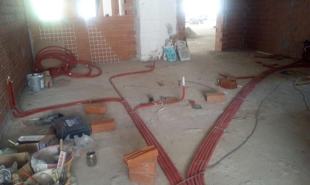 Una stanza con tubi sul pavimento.