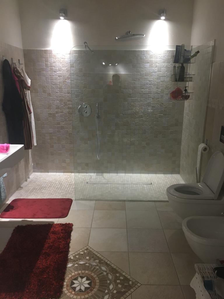 Un bagno con cabina doccia e WC.