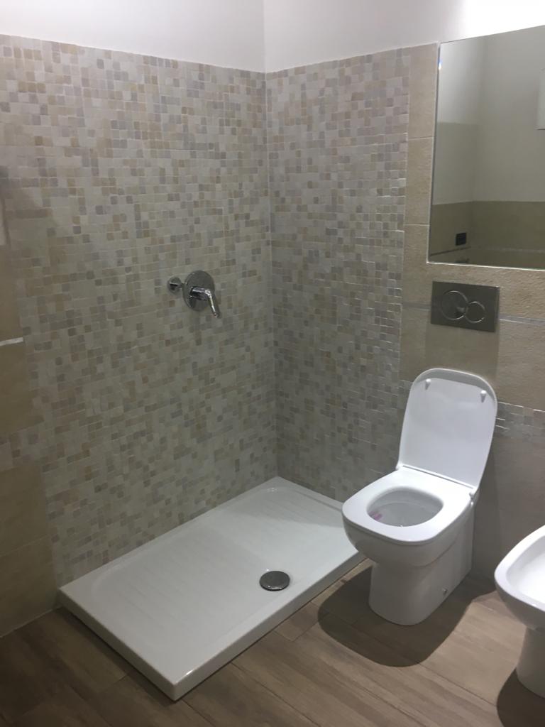 Nel bagno c'è un water e un bidet.