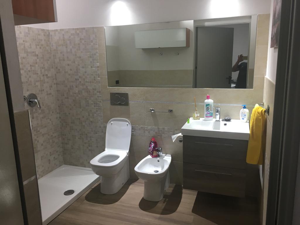 Un bagno con wc, bidet, lavandino e doccia.