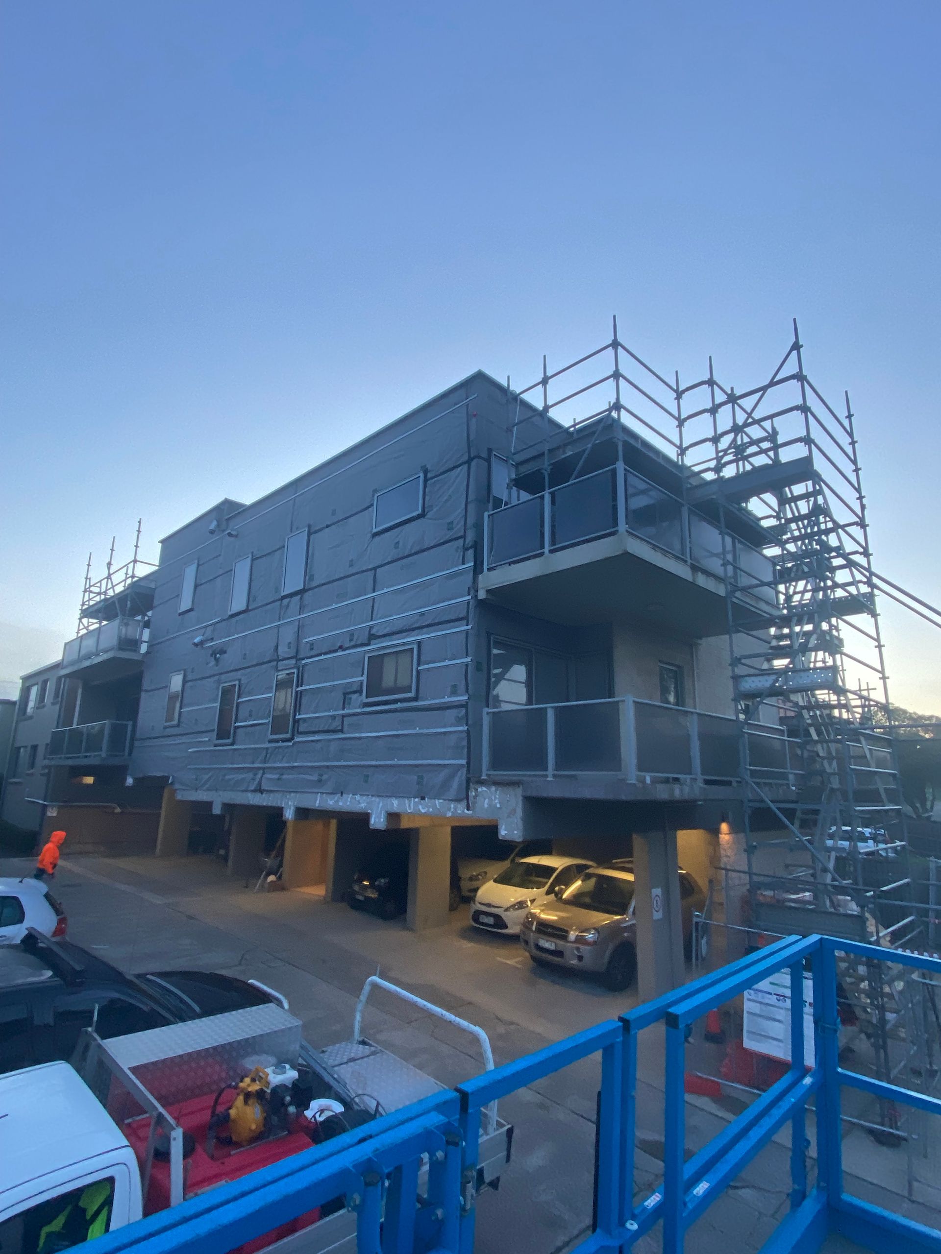 A large building is being built with scaffolding around it.