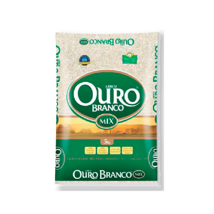 Um saco de arroz misto ouro branco sobre um fundo branco.