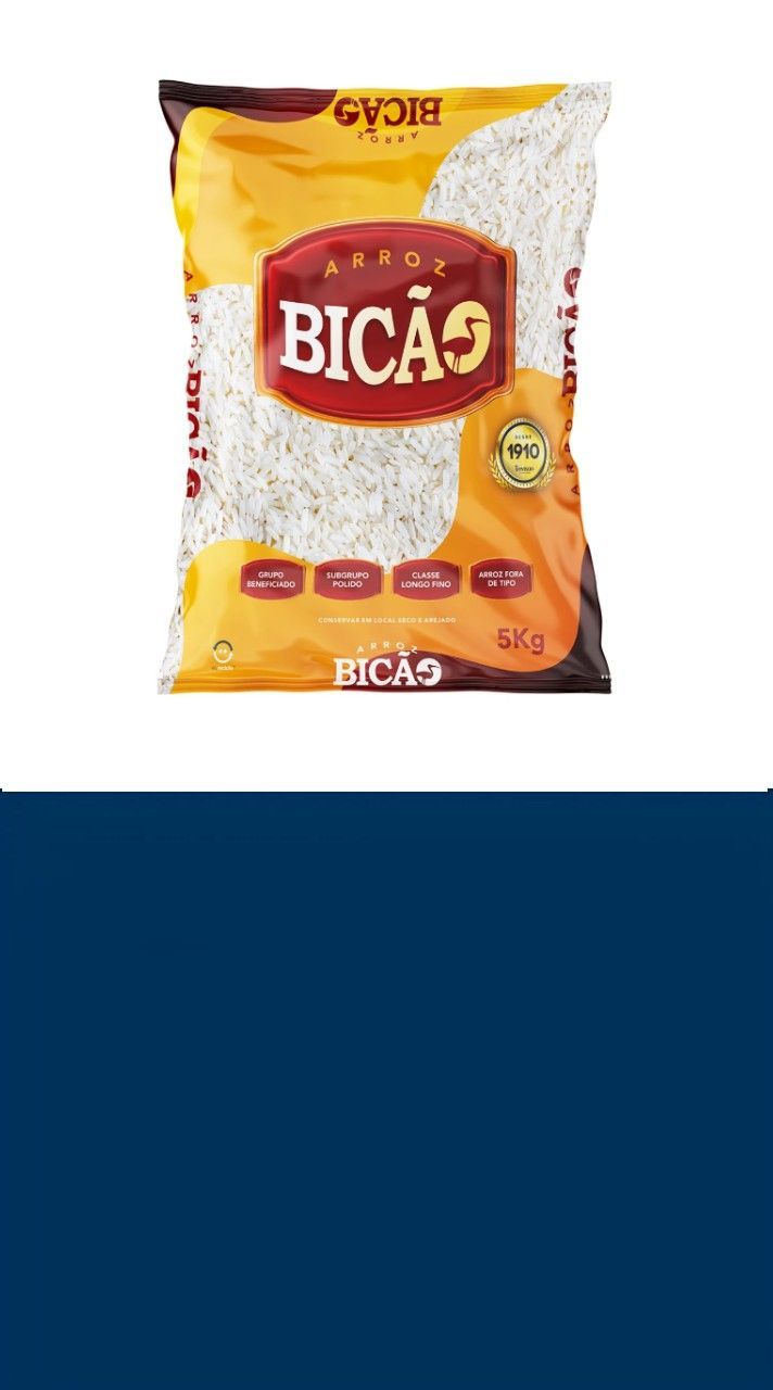 Um saco de arroz está sobre um fundo azul.