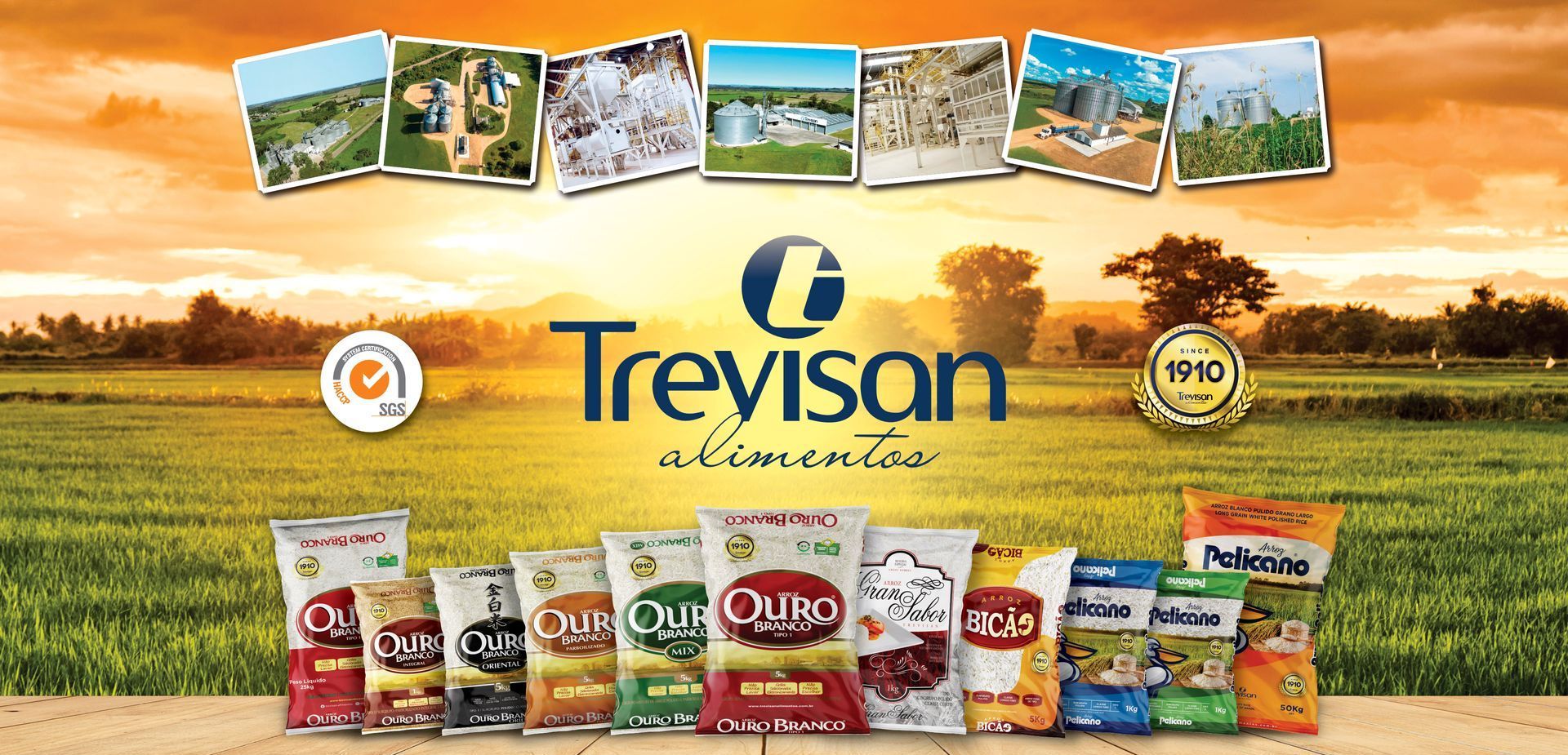 Um monte de produtos de arroz estão em frente a um campo verde.