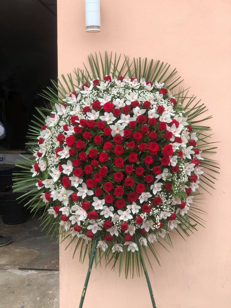 Addobbo floreale a forma di cuore