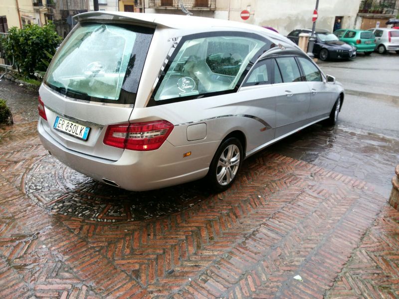 Dietro dell'auto funebre