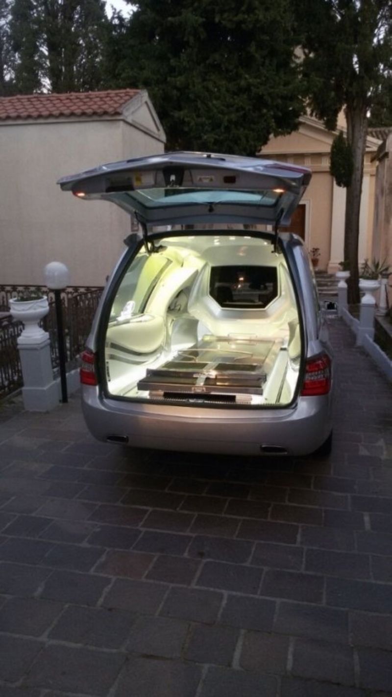 Auto funebre con cofano aperto