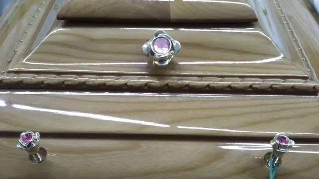 Cofano con decorazione in argento