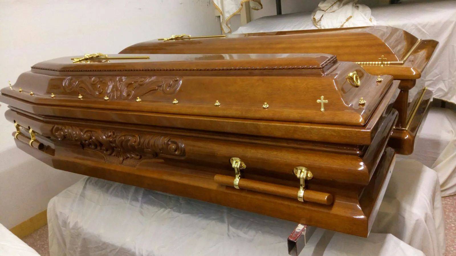 Cofano con decorazioni sacre