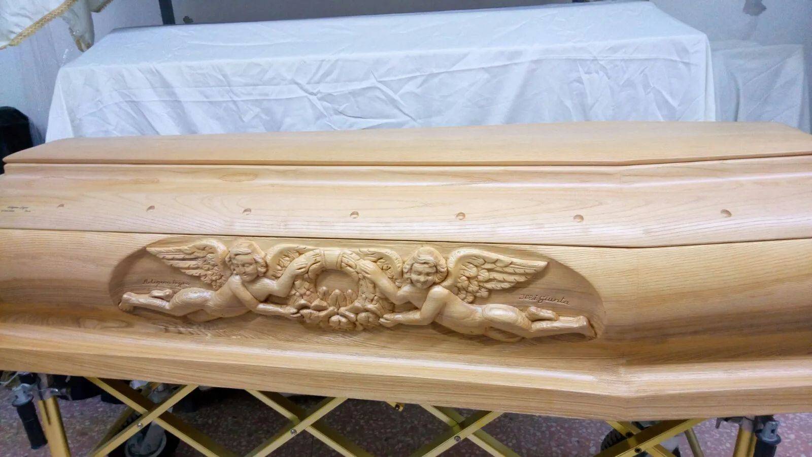 Cofano con angeli intagliati