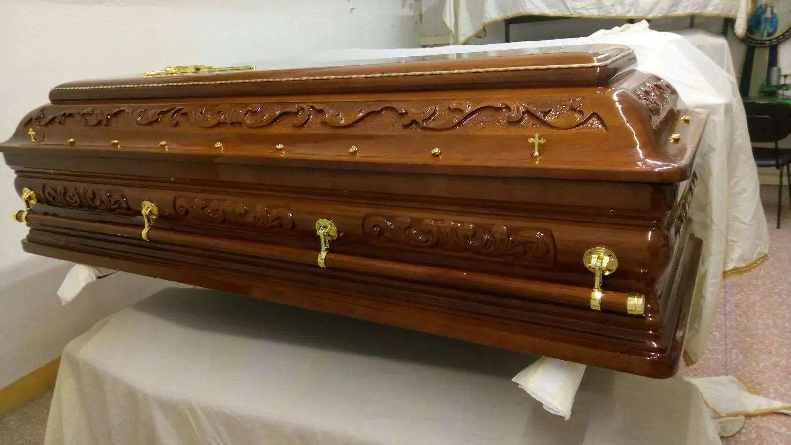 Cofano con dettagli dorati