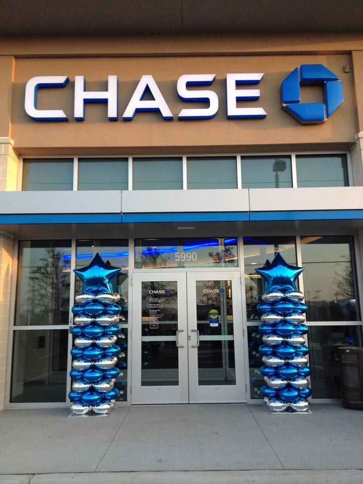 The front of a chase bank with balloons in front of it