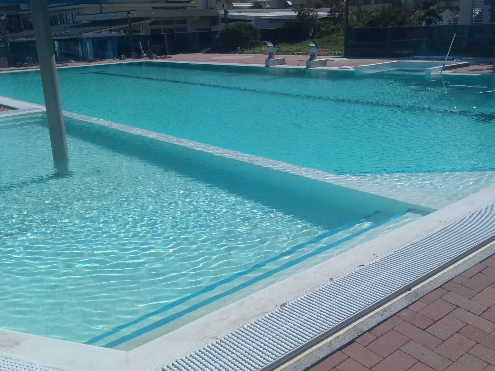 piscina pubblica in più vasche