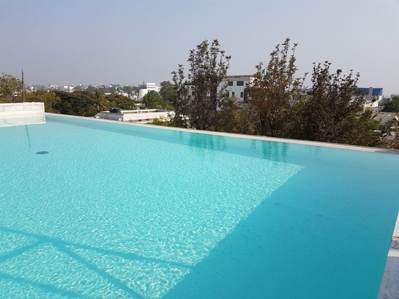 piscina esterna dalla forma rettangolare