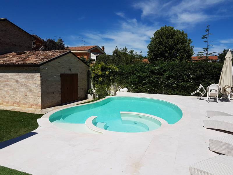piscina in giardino dalla forma circolare