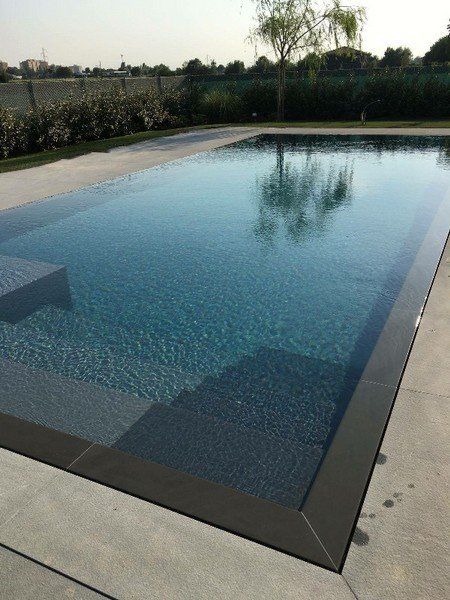 piscina esterna con scalinata