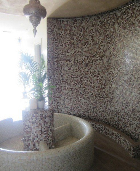 vasca idromassaggio all'interno di una spa