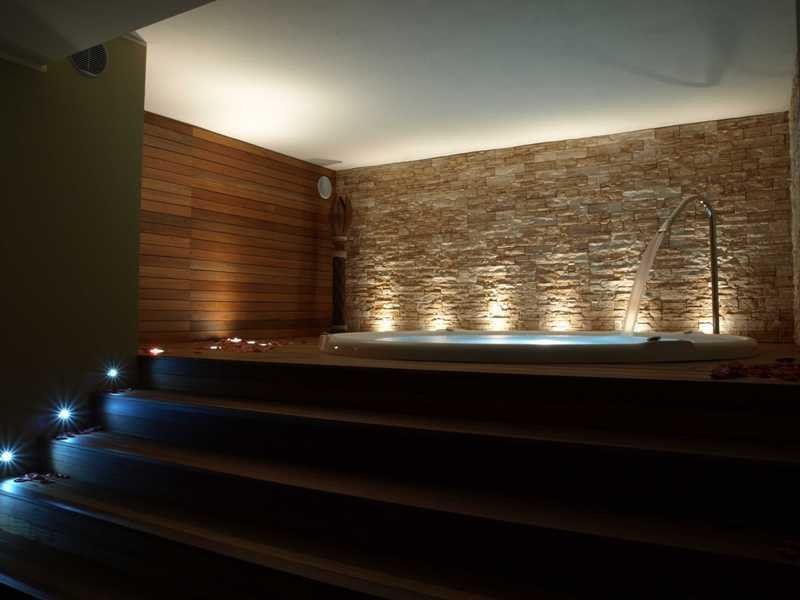 vasca dentro un centro benessere