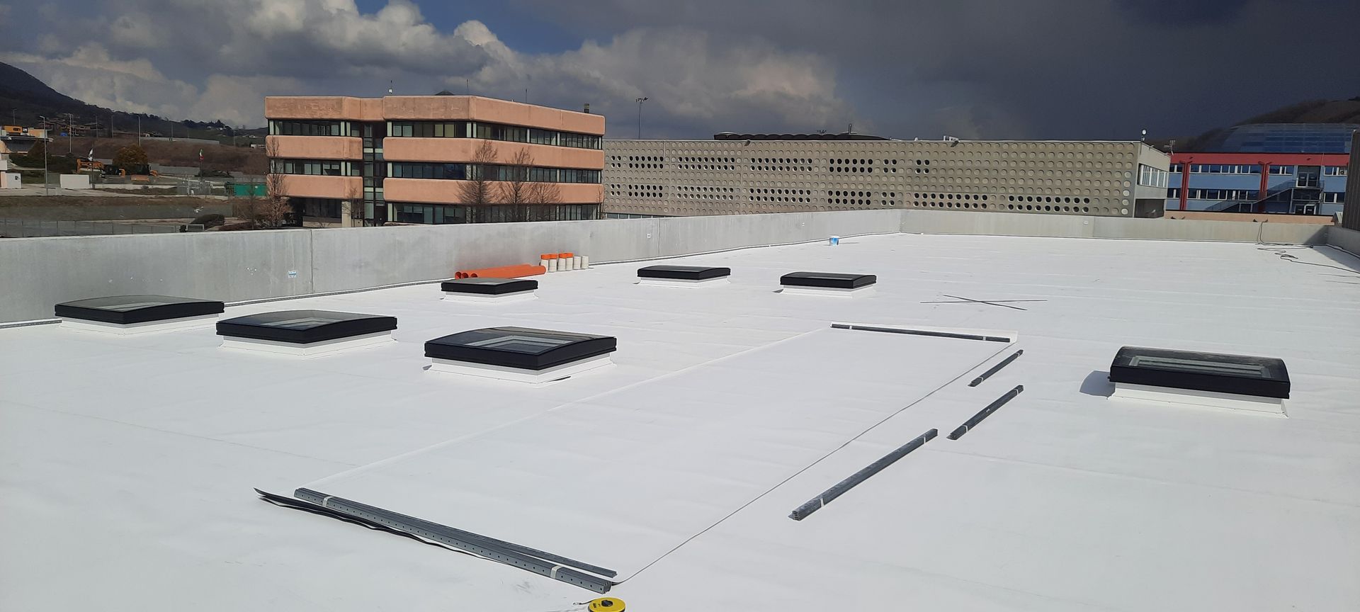 IMPERMEABILIZZAZIONE DI COPERTURA CON MANTO SINTETICO