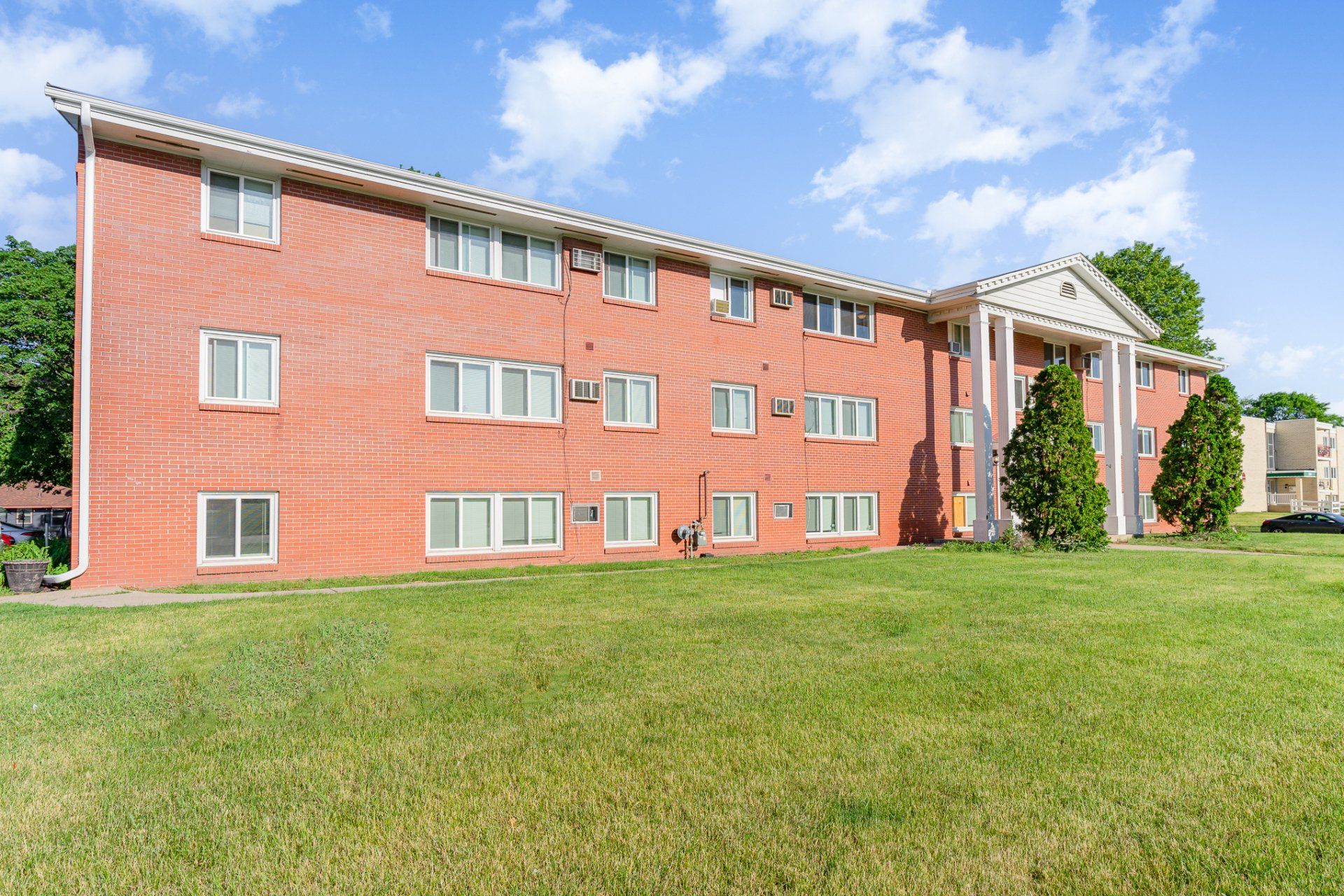colonial twins apartments exterior