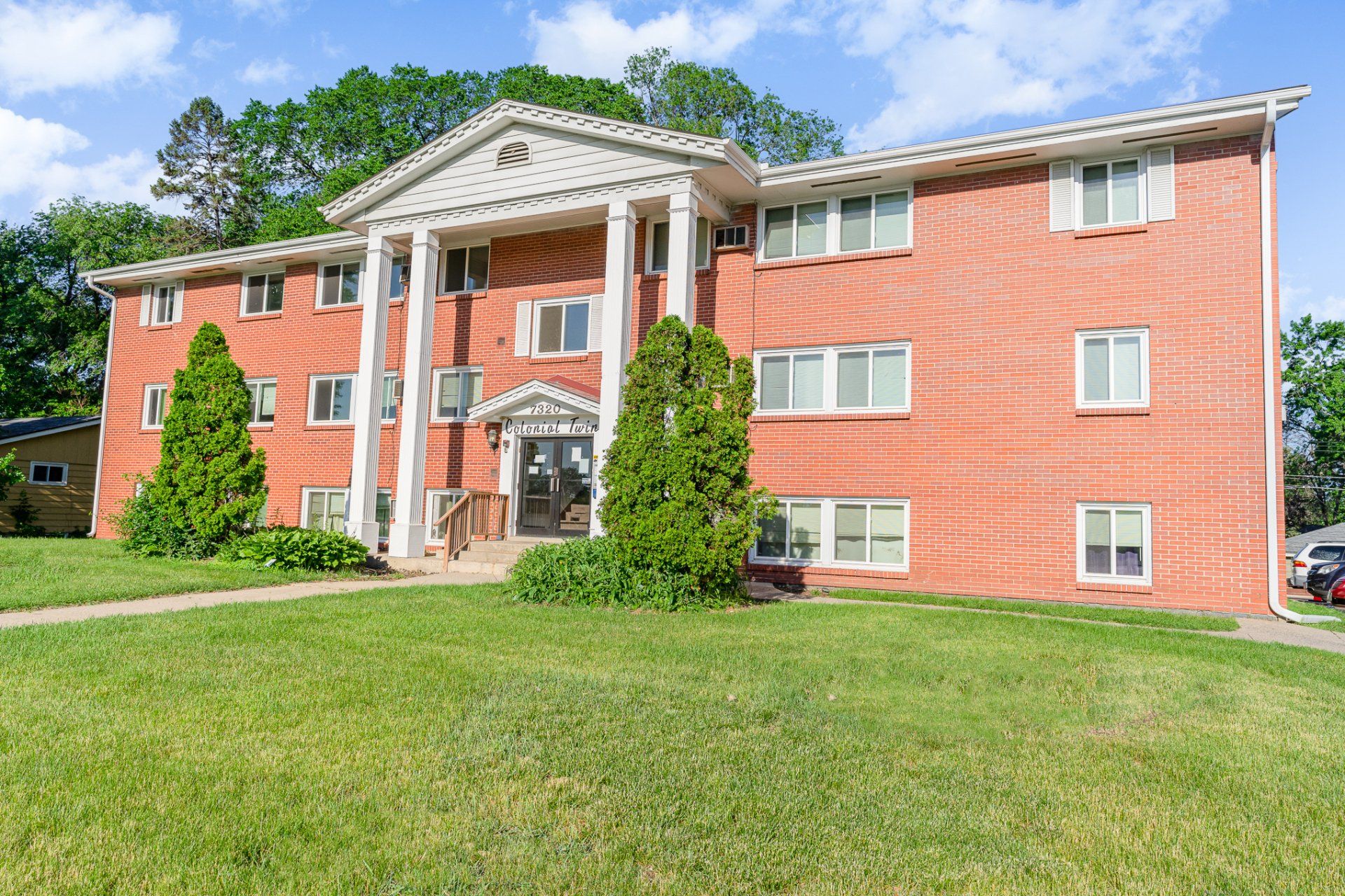 colonial twins apartments exterior